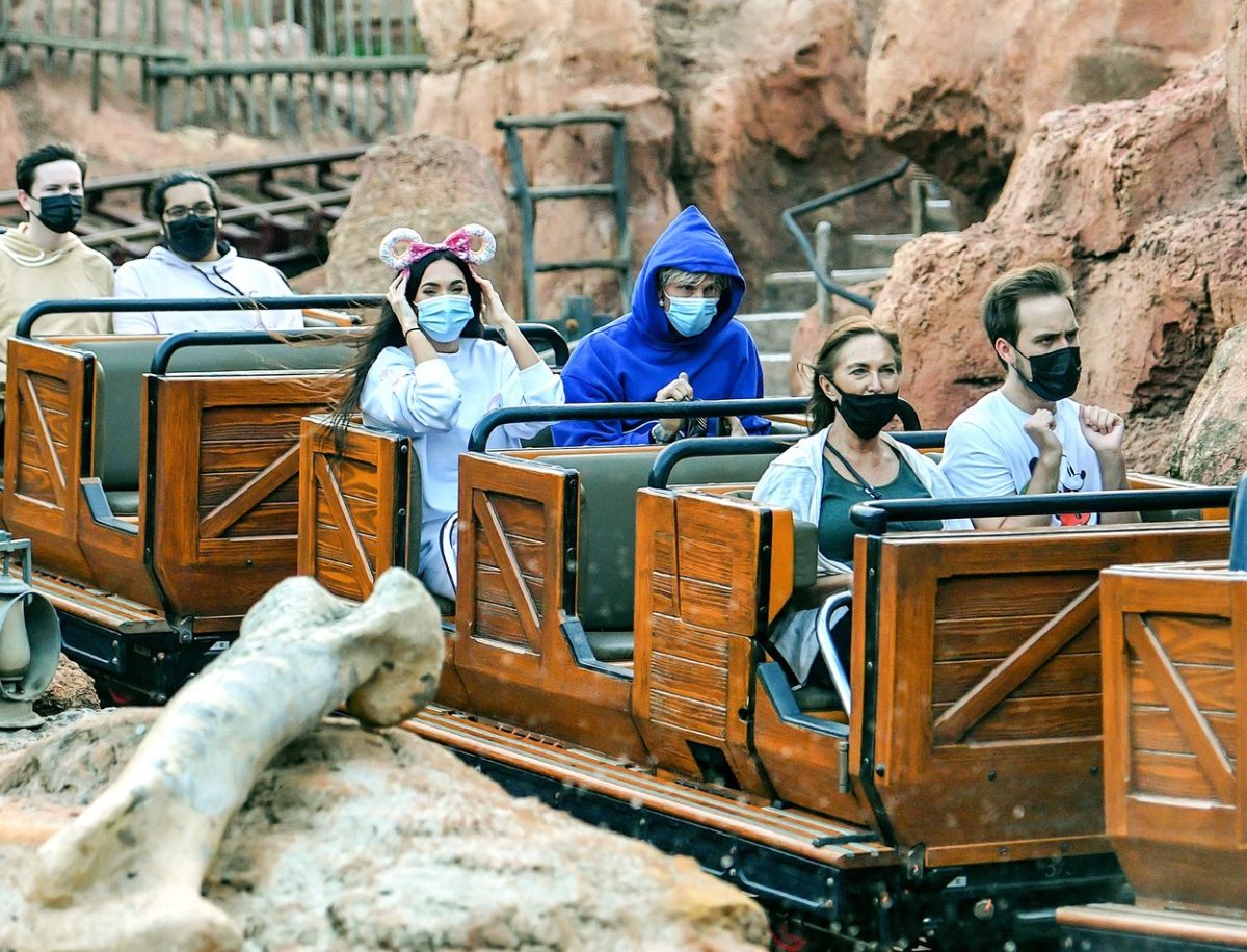 Megan Fox și iubitul ei, în parcul tematic Disneyland