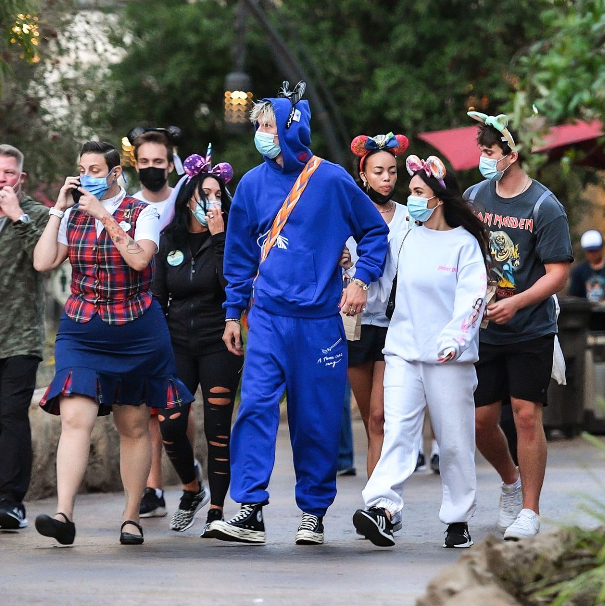 Megan Fox și MGK poartă urechiușe, în vizita la Disneyland