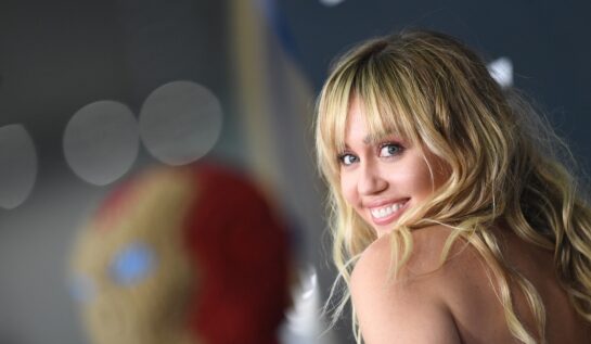 Portret cu artista Miley Cyrus în timp ce zâmbește la premiera filmelor Marvel
