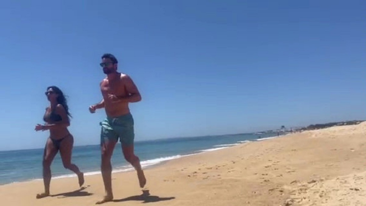 Nicole Sherzinger în timp ce aleargă pe plajă alături de iubitul ei Thom Evans
