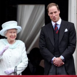 Regina Elisabeta îmbrăcată într-un costum alb cu pălărie de aceeași culoare, alături de nepotul său, Prințul William, în timp ce salută mulțimea de la balcon în cadrul Jubileului de Diamant când PRințul i s-a adresat Majestății Sale cu numele special de alint al Reginei Elisabeta