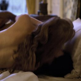 Actrița Phoebe Dynevor dezbrăcată în timp ce stă cu spatele la cameră și este îmbrățișată de Rege Jean Page, într-o scenă intimă din episodul cinci al serialului Bridgerton