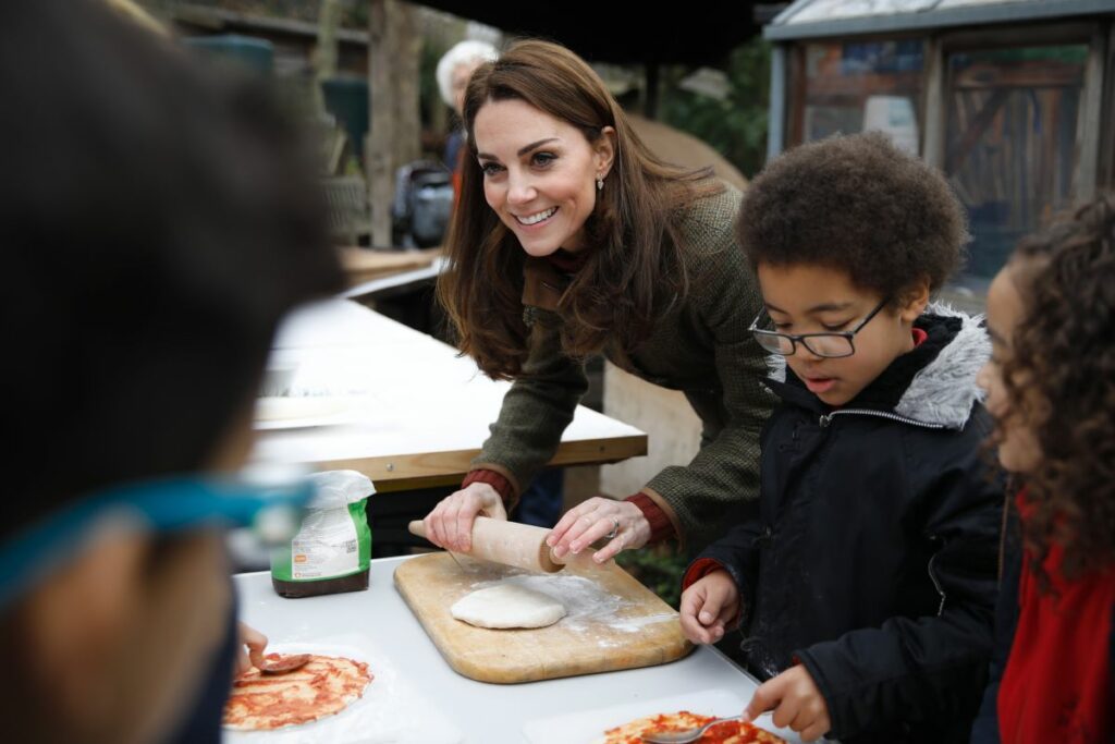 Ducesa de Cambridge, gătește, în timpul unei vizite la Islington Community Garden