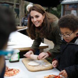Ducesa de Cambridge, gătește, în timpul unei vizite la Islington Community Garden