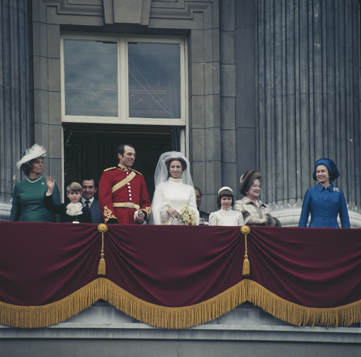 Nunța Regală a Prințesei Anne alături de Mark Phillips în timp ce ăntraga familie se afla la balconul Palatului Buckingham în Londra în 1973