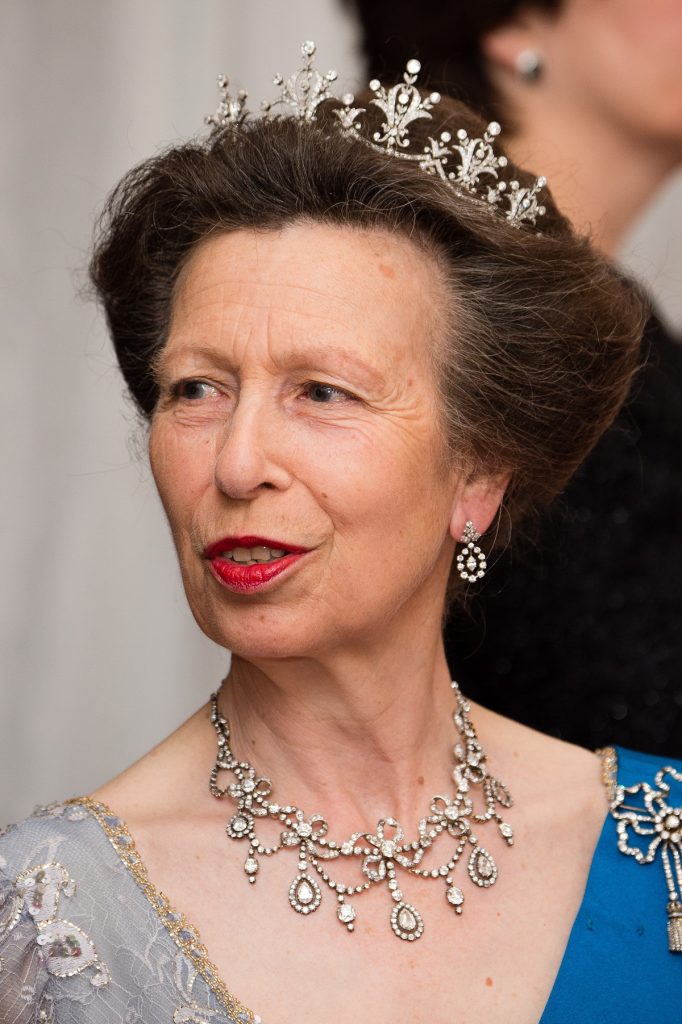 Prințesa Anne purtând un colier de diamante și o diademă strălucitoare la vizita oficială pe care a avut-o în Spania în 2017