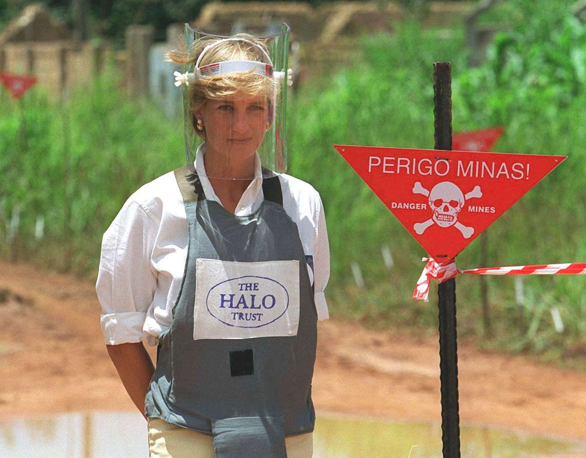 Lady Di într-un costum special de protecție în timp ce merge pe lângă un teren minat din Angola, fiind unul dintre alece momente emblematice ale Prințesei Diana