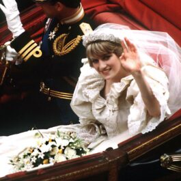Portret al Prințesei Diana care ar fi împlinit 60 de ani în timp ce se afla în trăsură, în rochia sa de mireasă și făcea cu mâna publicului