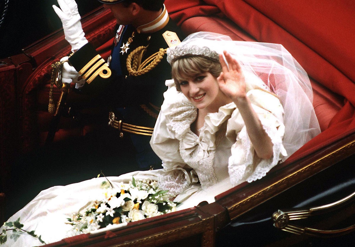 Portret al Prințesei Diana care ar fi împlinit 60 de ani în timp ce se afla în trăsură, în rochia sa de mireasă și făcea cu mâna publicului