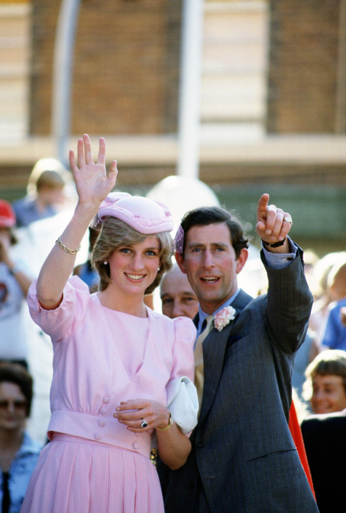 Prințesa Diana și Prințul Charles salută mulțimea, în cadrul primului lor tur oficial