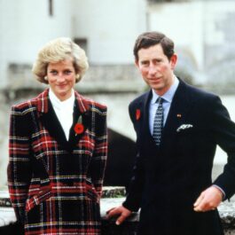 Prințul Charles și Prințesa Diana, în timpul unei călătorii în Franța