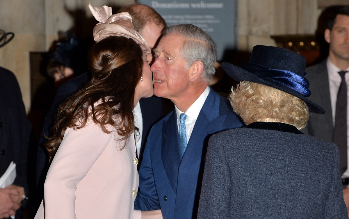 Ducesa de Cambridge în timp ce îl sărută pe obraz pe Prințul Charles la întâlnirea oficială de la Westminster Abbey din 2015