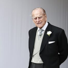 Prințul Pjilip îmbrăcat la costum în timp ce a luat parte la nunta Prințesei Eugenie în 2018