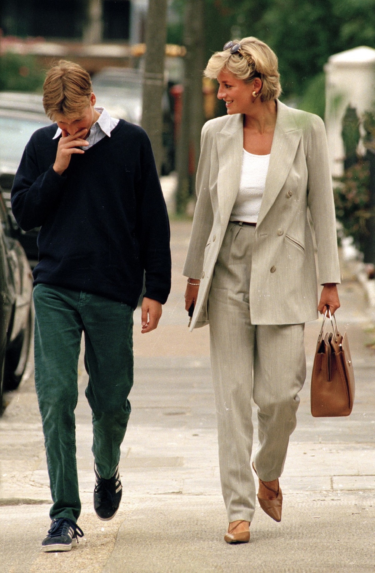 Una dintre ultimele fotografii ale Prințesei Diana alături de fiul său, Prințul William, în timp ce merg împreună pe stradă și zâmbesc după ce au luat pranzul împreună pe 21 august 2021