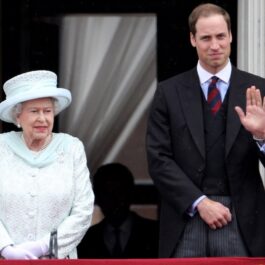 Regina Elisabeta într-un costum alb alături de Prințul William care face cu mâna mulțimii în cadrul Jubileului de Diamant al Majestății Sale
