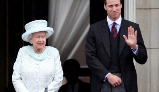 Prințul William o sprijină pe Regina Elisabeta în prima sa vizită oficială din Scoția de la moartea soțului său