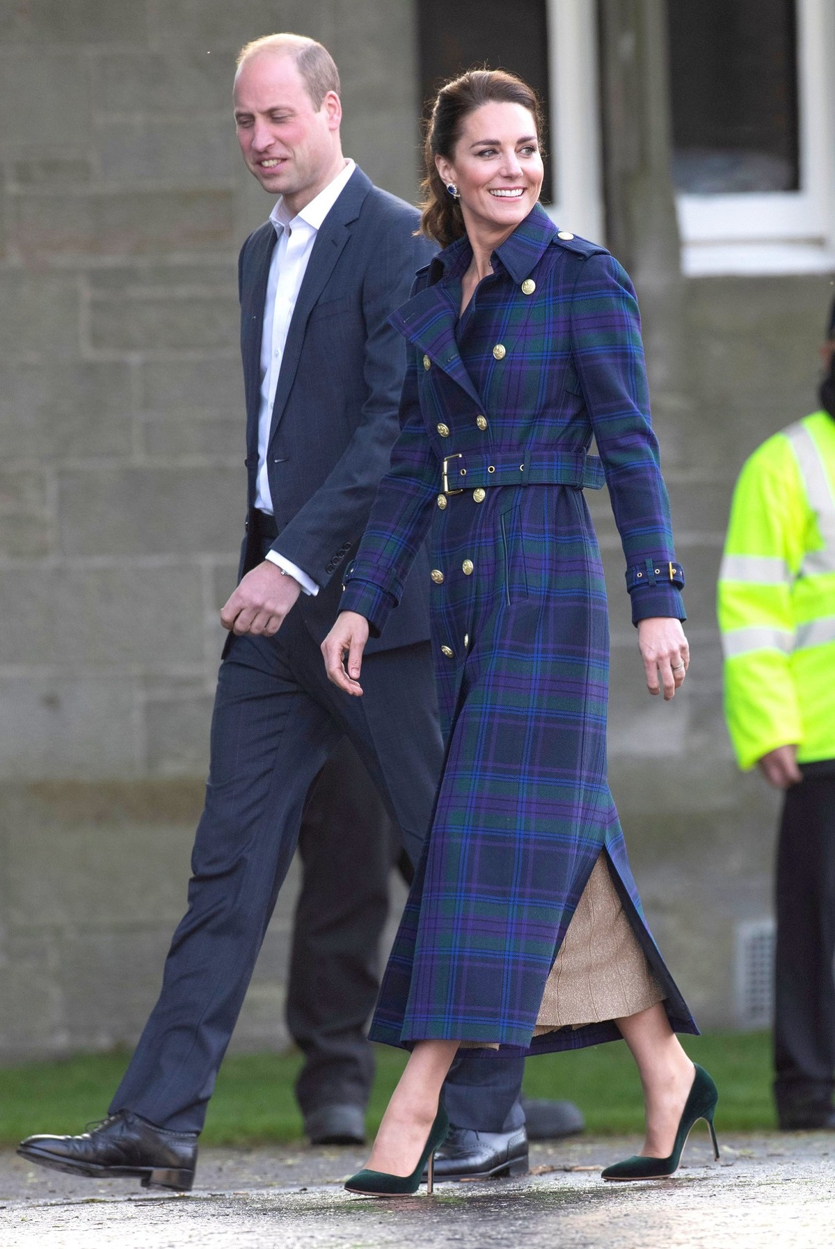 Ducii de Cambridge, Kate Middleton într-un palton albastru în carouri și Prințul William la costum albastru, în timp ce merg la cinema-ul drive in din Edinburgh pe care l-au organizat cu ocazia vizitei în Scoția