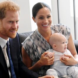 Prințul Harry la costum alături de Meghan Markle în rochie în timp ce îl ține în brațe pe fiul lor, Archie, la întâlnirea oficială din Africa din 25 septembrie 2019