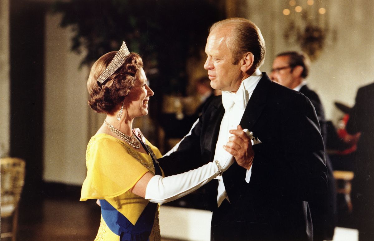 Gerald Ford valsează cu Regina Elisabeta, la un bal organizat la Casa Albă