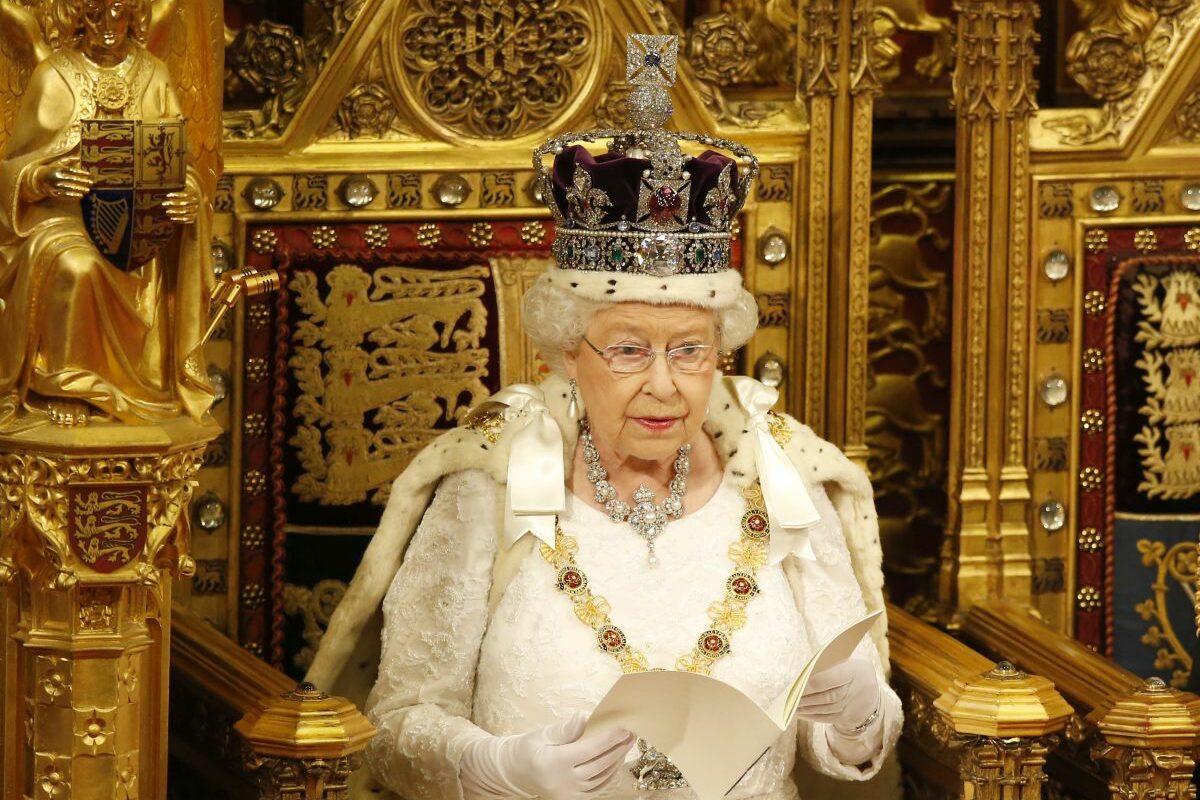 Regina Elisabeta își citește discursul, la Palatul Westminster