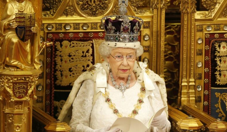 Regina Elisabeta își citește discursul, la Palatul Westminster