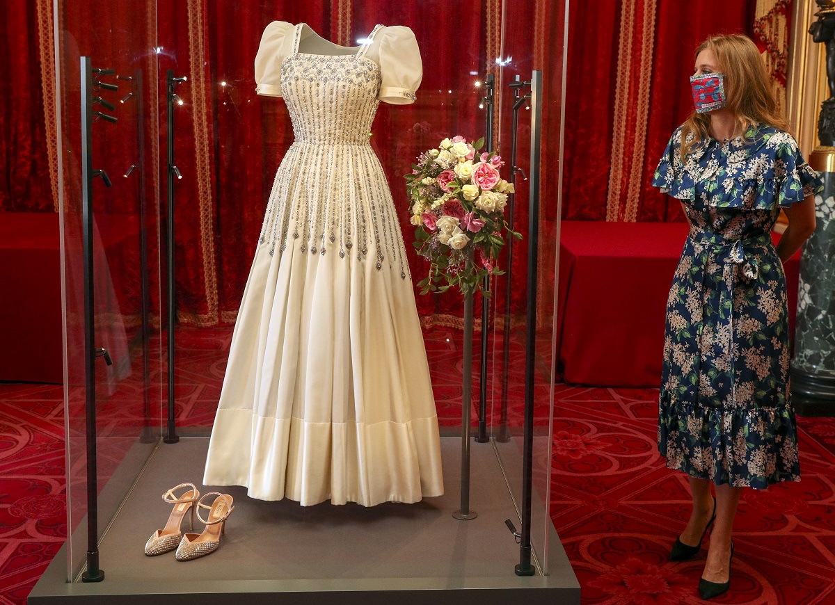 Rochia purtată de Prințesa Beatrice în timpul nunții sale expusă într-o galerie de la Casa Regală