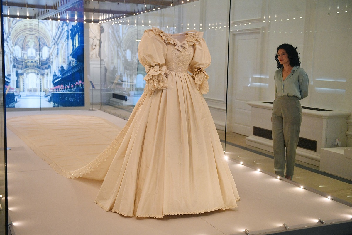 Expoziția care încadrează una dintre cele mai frumoase rochii de miereasă, rochia Prințesei Diana, purtată la nunta sa din 1981 cu Prințul Charles