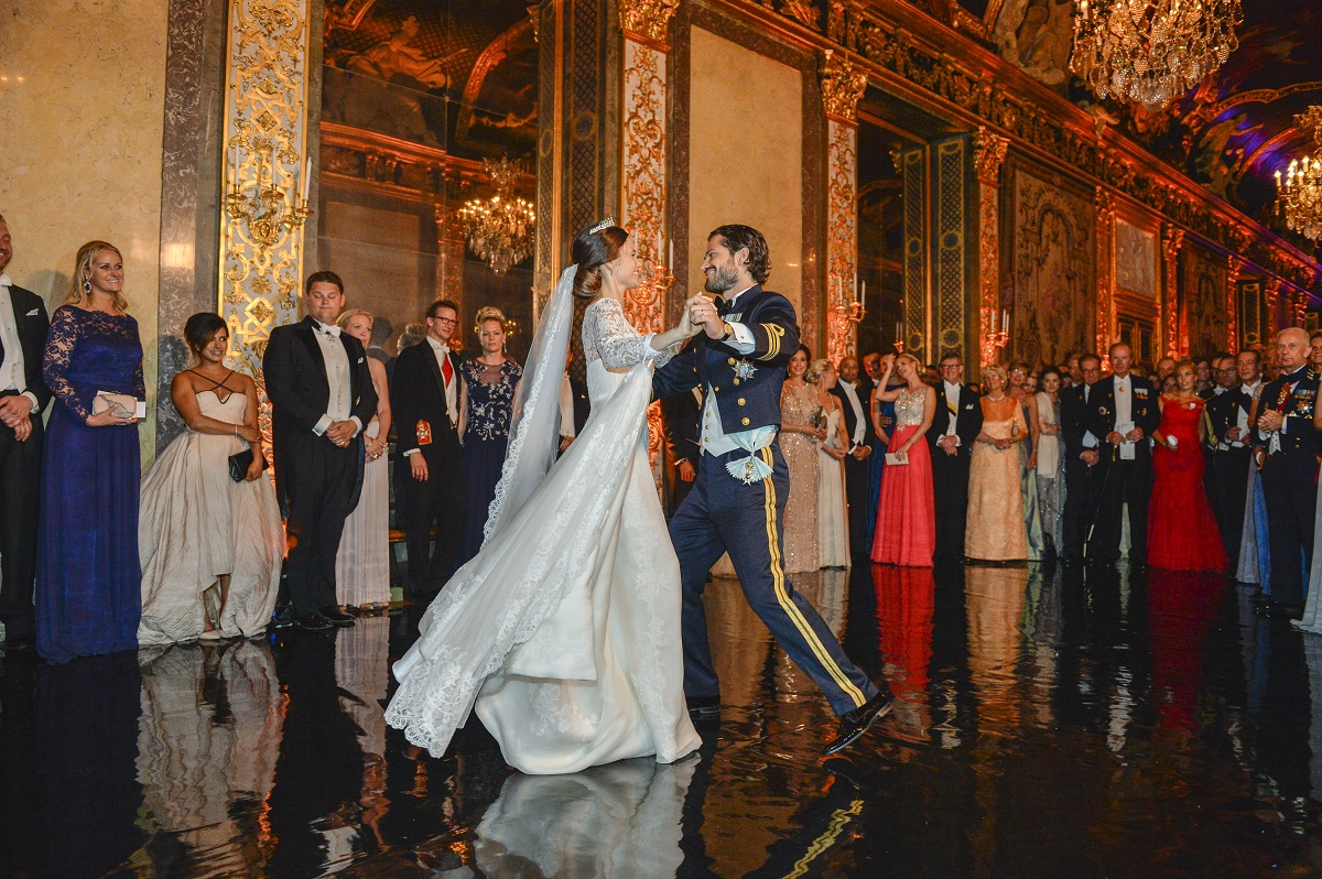 Prințul Carl Philip al Suediei în timp ce dansează cu soția sa Prințesa Sofia la nunta lor din 2015