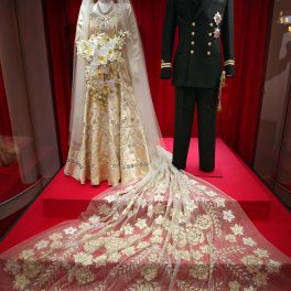 Rochia de mireasă purtată de către REgina Elisabeta și costumul de mire al Prințului Philip la nunta lor din 1957 expuse la o expoziție de la Palatul Buckingham în 2007 cu ocazia aniversării a 60 de ani a căsătoriei