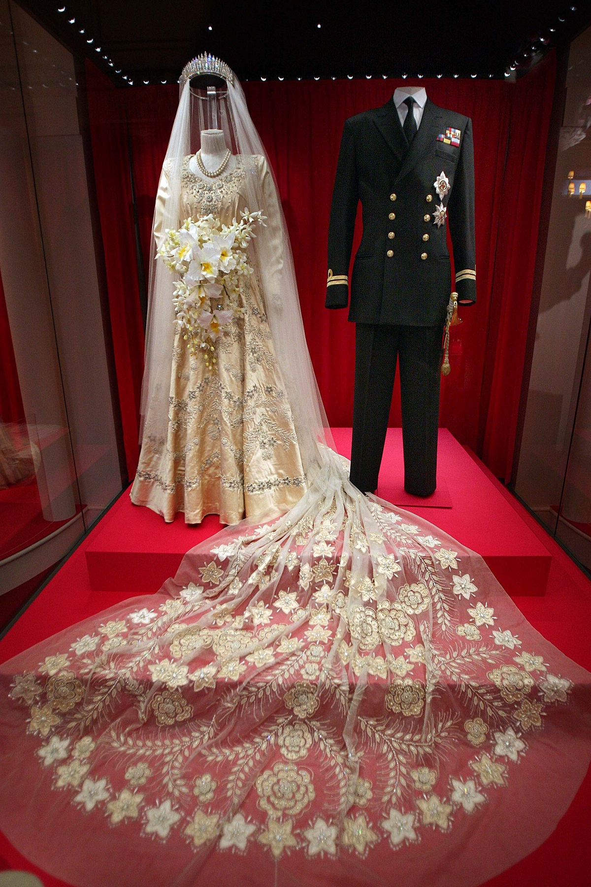 Rochia de mireasă purtată de către REgina Elisabeta și costumul de mire al Prințului Philip la nunta lor din 1957 expuse la o expoziție de la Palatul Buckingham în 2007 cu ocazia aniversării a 60 de ani a căsătoriei