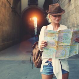 O turistă care încearcă să descopere următorul obiectiv, analizând harta geografică