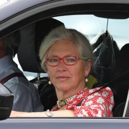 Tiggy Legge-Bourke, într-o mașină, îmbrăcată elegant, la botezul lui Archie, în 2019