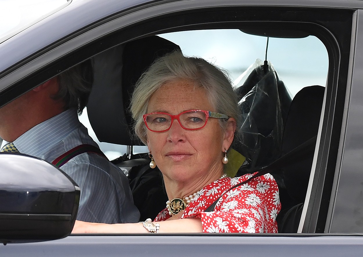 Tiggy Legge-Bourke, într-o mașină, îmbrăcată elegant, la botezul lui Archie, în 2019