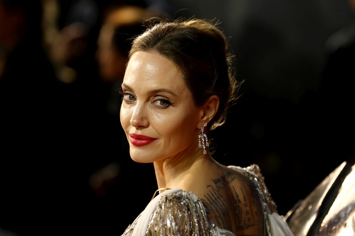 Angelina Jolie participă la premiera europeană a filmului „Maleficent”