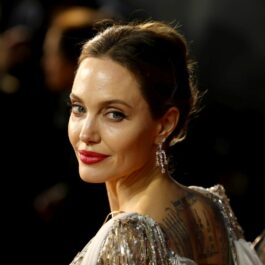 Angelina Jolie participă la premiera europeană a filmului „Maleficent”