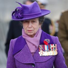 Prințesa Anne purtând un costum mov și o pălărie cu de aceeași culoare