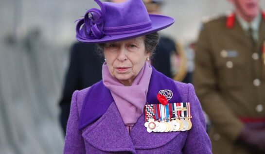 Prințesa Anne purtând un costum mov și o pălărie cu de aceeași culoare