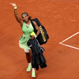 Serena William poartă îmbrăcăminte în tonuri vernil
