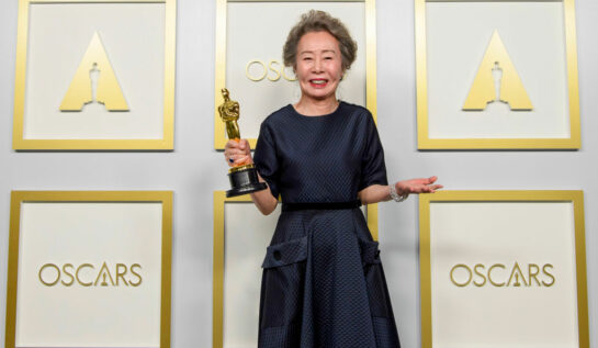Youn Yuh-jung, la Premiile Oscar 2021, pe covorul roșu, cu trofeul în mână