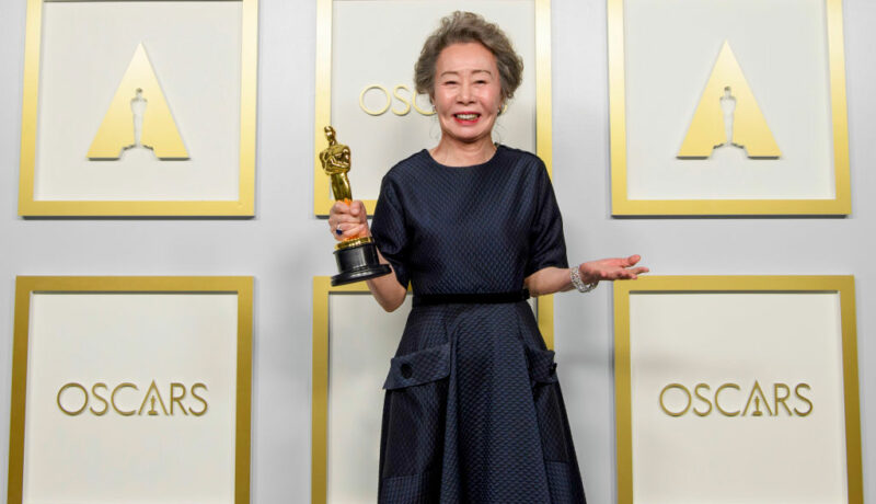 Youn Yuh-jung, la Premiile Oscar 2021, pe covorul roșu, cu trofeul în mână