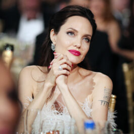 Angelina Jolie, la masă, la Critics' Choice Awards, în 2018, în timp ce ascultă un discurs