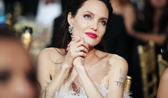 Angelina Jolie, la masă, la Critics' Choice Awards, în 2018, în timp ce ascultă un discurs
