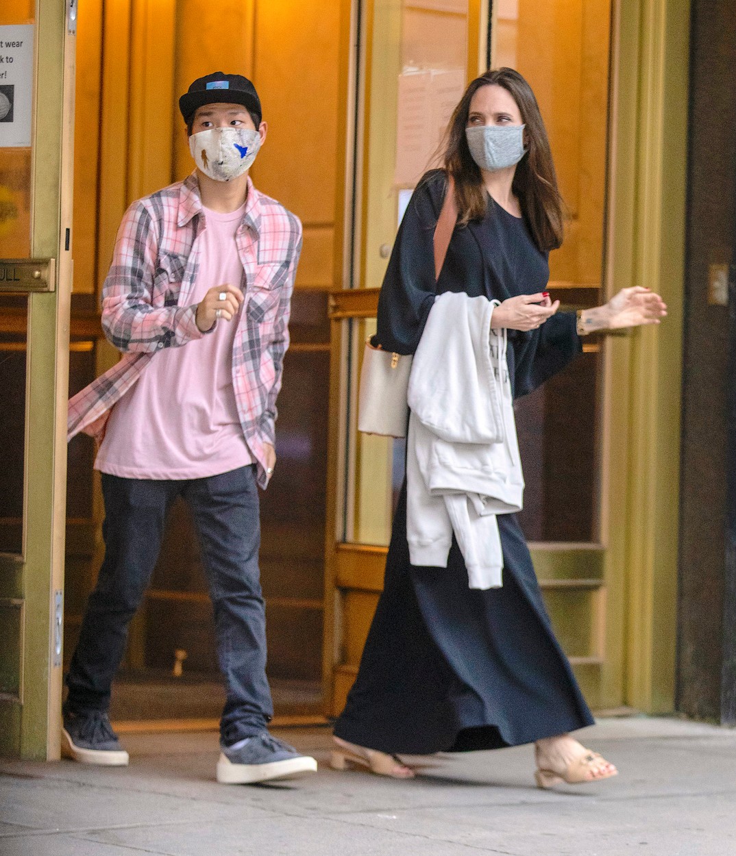 Angelina Jolie și fiul ei, Pax, fotografiați în timp ce ies din apartamentul lui Johnny Lee Miller