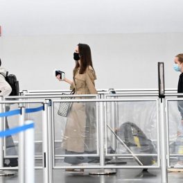Angelina Jolie sosește pe aeroport J.F. Kennedy