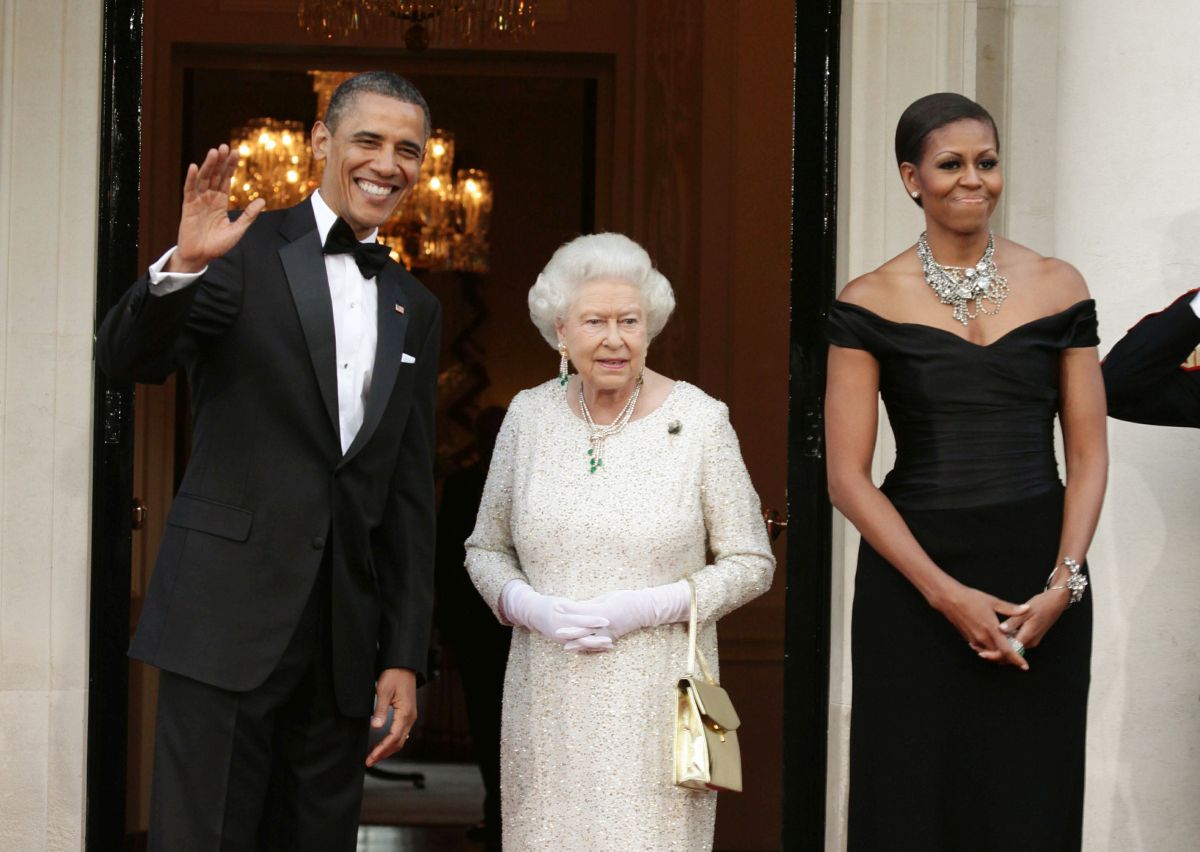 Președintele Barack Obama și soția sa, alături de Regina Elisabeta, la reședița ambasadorului SUA din Marea Britanie