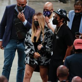Beyonce, într-o rochie-scurtă de tip corset, la un eveniment sportiv alături de Jay-Z