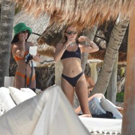 Brandi Cyrus, apariție sexy la plajă, în costum de baie, alături de o prietenă