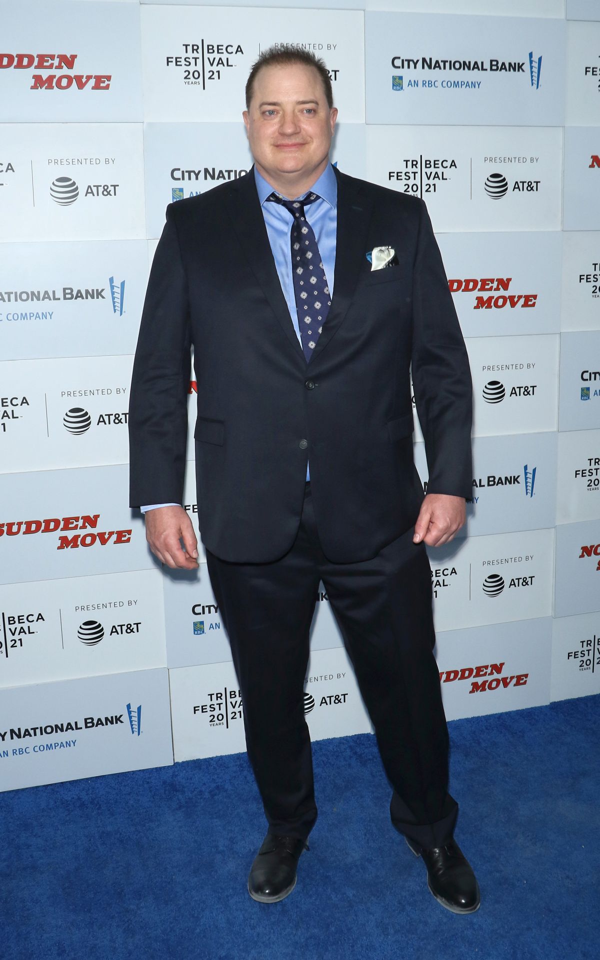 Brendan Fraser poartă un costum de culoare închisă, la premiera ultimului său film