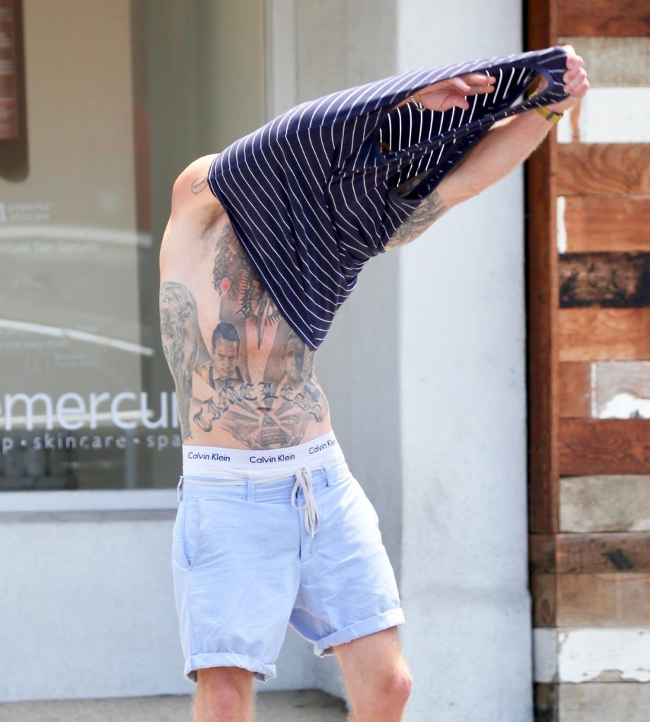 Cameron Douglas, fotografiat ăn timp ce își dă tricoul jos, pe stradă, în California
