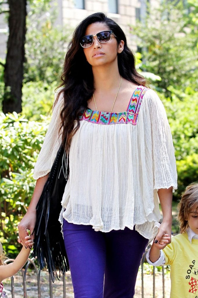 Camila Alves indossa una camicetta ispirata alle donne rumene